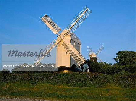 Paar Windmühlen bekannt als Jack und Jill am Abend, Clayton, in der Nähe von Burgess Hill, West Sussex, England, Vereinigtes Königreich, Europa
