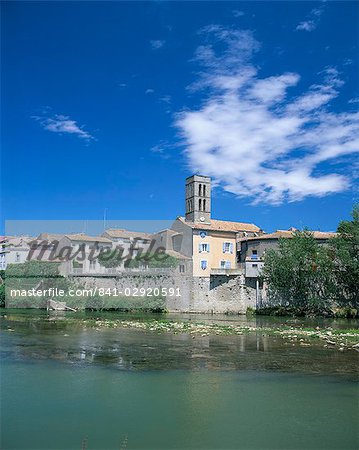 Offre une vue sur la rivière Aude à Trèbes, Aude, Languedoc-Roussillon, France, Europe