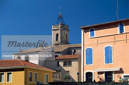 Vue depuis la Place du 14 Juillet à la tour de la Christian église de St-Jean, Pezenas, Herault, Languedoc-Roussillon, France, Europe