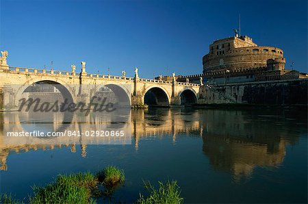 Blick über den Fluss Tiber die Engelsbrücke und Castel Sant ' Angelo, Rom, Latium, Italien, Europa