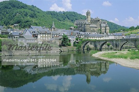Village reflète dans la rivière Lot, Estaing, Aveyron, Midi-Pyrenees, France, Europe Village reflète dans la rivière Lot, Estaing, Aveyron, Midi-Pyrenees, France, Europe