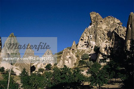 Aprikose Bäume und Taube Cotes in Vulkangestein, Uchisar, Kappadokien, Türkei, Kleinasien, Eurasien