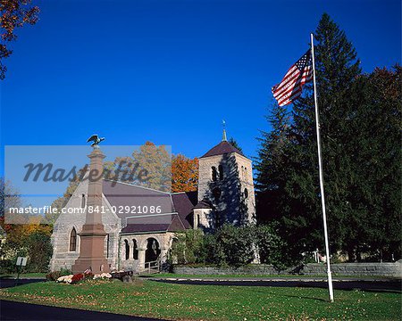 Drapeau américain flotte à l'extérieur de l'église de St. Pauls sur la rue principale de Stockbridge, une ville de Berkshire, Massachusetts, New England, États-Unis d'Amérique, Amérique du Nord