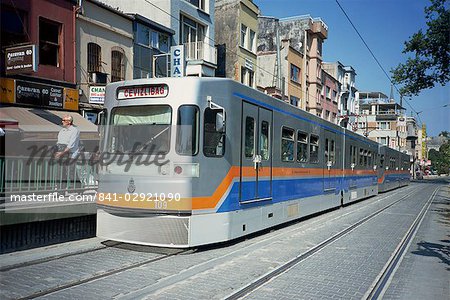 Tramway moderne dans le quartier Sultanahmet de Istanbul, Turquie, Europe Tramway moderne dans le quartier Sultanahmet de Istanbul, Turquie, Europe
