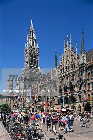 Tourists on the Marienplatz in front of the New Town Hall in the city of Munich, Bavaria, Germany, Europe