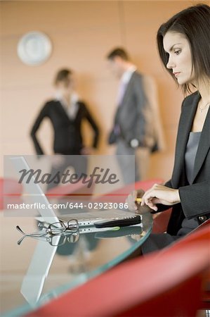 Femme d'affaires lors de réunion avec un ordinateur portable