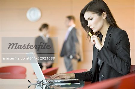 Geschäftsfrau bei Treffen mit laptop