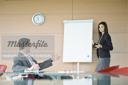 Femme d'affaires donnant une présentation