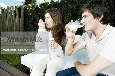 Jeune couple, petit déjeuner en plein air