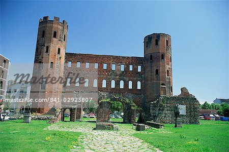 Porta Palatina, des tours romaines et des arches, chaque tour a 16 côtés, datant d'entre 100 et 30 av. J.-C., Turin, Piémont, Italie, Europe