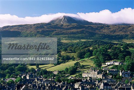 La ville de Dolgellau de marché sous la montagne Cadair Idris (Cader Idris), Parc National de Snowdonia, au pays de Galles, Royaume-Uni, Europe