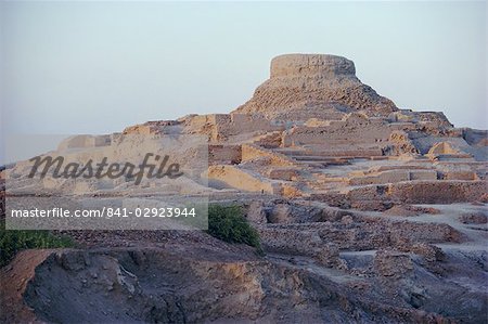 La Citadelle avec le stupa bouddhiste datant du IIe siècle apr. J.-C., sud ouest, la civilisation de vallée d'Indus, Mohenjodaro, patrimoine mondial de l'UNESCO, Sind (Sind), Pakistan, Asie