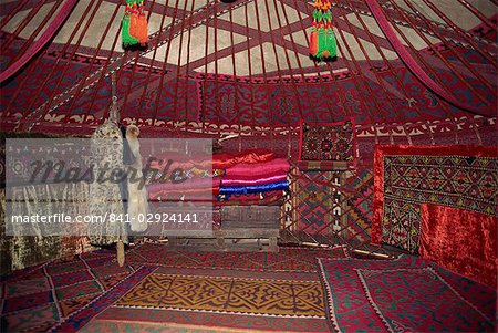 Intérieur de l'yourte traditionnelle, Bichkek (Kirghizistan), l'Asie centrale, Asie