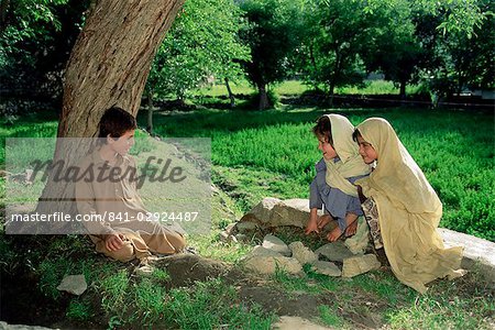 Enfants discutant sous un arbre, Gilgit, Pakistan, Asie