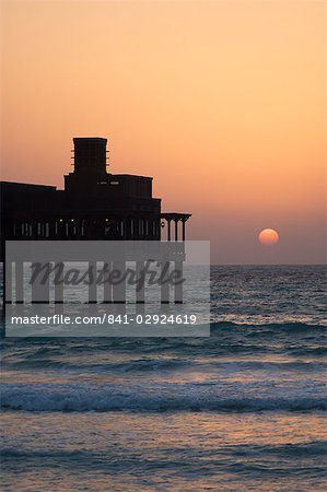 Jetée à Madinat Jumeirah Hotel au coucher du soleil, Dubai, Émirats Arabes Unis, Moyen-Orient