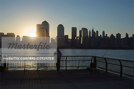 Fischer Angeln von Jersey City Pier im Morgengrauen mit Blick auf die Manhattan Skyline, Jersey City, New Jersey, Vereinigte Staaten von Amerika, Nordamerika