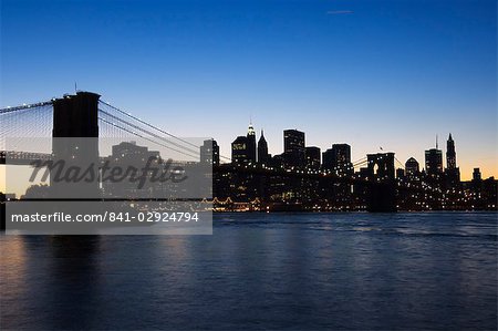 Skyline de Manhattan et Brooklyn Bridge à la tombée de la nuit, New York City, New York, États-Unis d'Amérique, l'Amérique du Nord