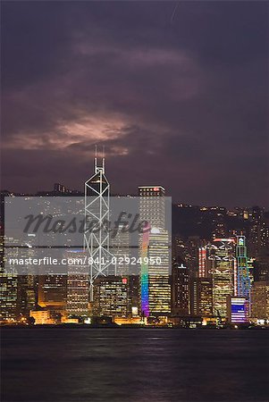 Skyline de l'île de Hong Kong à la tombée de la nuit, Hong Kong, Chine, Asie Skyline de l'île de Hong Kong à la tombée de la nuit, Hong Kong, Chine, Asie