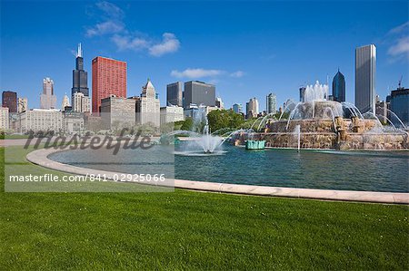 Buckingham Fountain in Grant Park with Sears Tower and South Loop skyline beyond, Chicago, Illinois, United States of America, North America