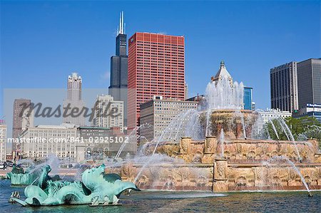 Buckingham Brunnen im Grant Park mit Sears Tower und die Skyline hinaus, Chicago, Illinois, Vereinigte Staaten von Amerika, Nordamerika
