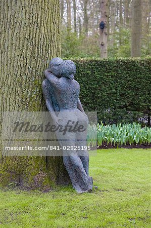 Sculpture moderne de couple nu embrassant, Keukenhof, parc et jardins près de Amsterdam, Pays-Bas, Europe
