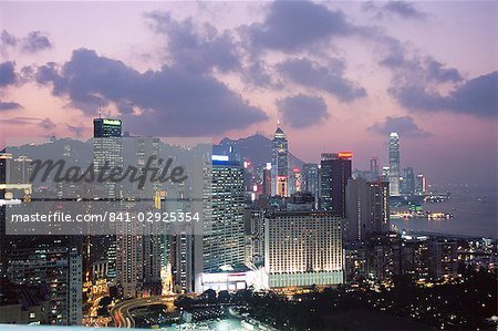 Skyline de l'île de Hong Kong, Causeway Bay, dans la soirée, Hong Kong, Chine, Asie Skyline de l'île de Hong Kong, Causeway Bay, dans la soirée, Hong Kong, Chine, Asie