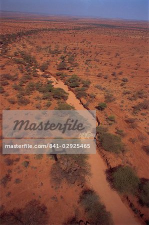 Avion volant au-dessus de fleuve de sable ou de lugga exonère uniquement avec de l'eau quelques jours chaque année, la gamme de Matthews, Kenya, Afrique de l'est, Afrique