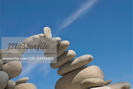 Vue d'angle faible de pierres disposées en forme de voûte