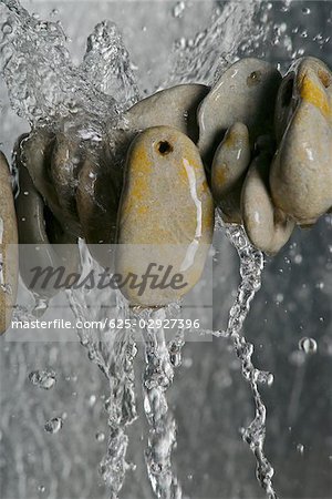 Pile de galets dans l'eau