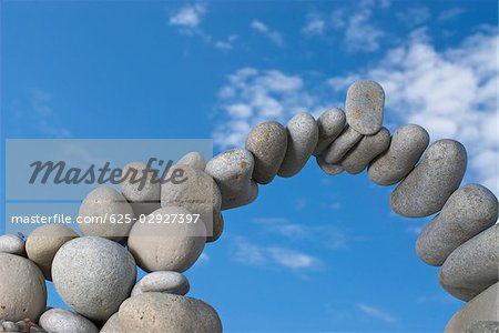 Vue d'angle faible de pierres disposées en forme de voûte