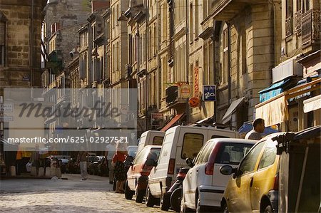 Fahrzeuge in einer Straße, Quartier St. Michel, Vieux Bordeaux, Bordeaux, Frankreich