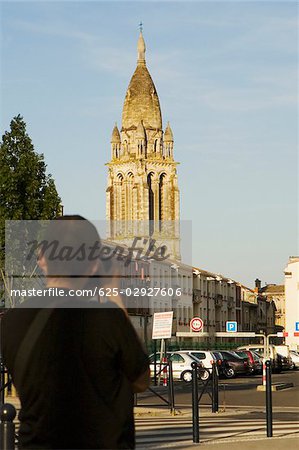 Rückansicht eines Mannes Fotografieren eine Kirche, Leglise Sainte-Marie De La Bastide, Bordeaux, Aquitaine, Frankreich