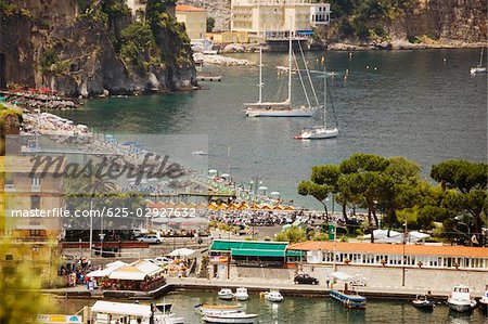 Bateaux à quai dans un port, Marina Grande, Capri, Sorrento, péninsule de Sorrente, Province de Naples, Campanie, Italie