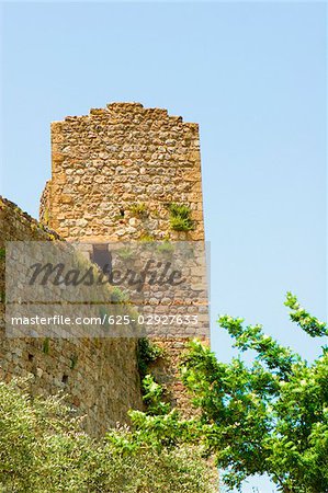 Vue d'angle faible d'un ancien bâtiment, Monteriggioni, Province de Sienne, Toscane, Italie