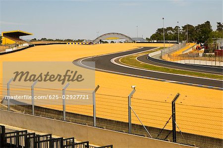 Clôture à mailles avec un moteur de pistes de course dans un champ, Le Mans, France