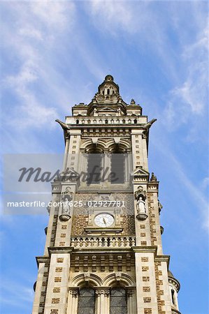 Vue d'angle faible d'une église, Eglise Saint-Benoit, Le Mans, France