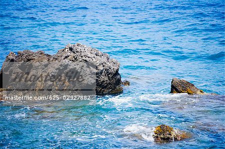Rochers dans la mer de la Riviera italienne, Santa Margherita Ligure, Mar Ligure, Gênes, Ligurie, Italie