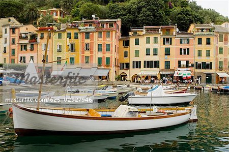 Péniches amarrées à un port, Riviera italienne, Portofino, Gênes, Ligurie, Italie
