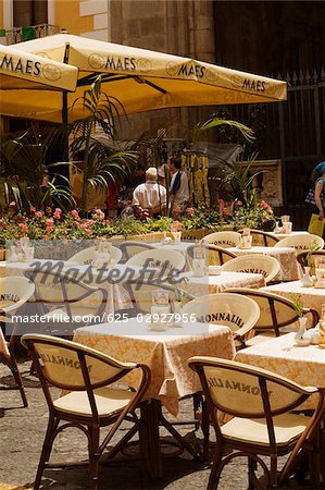 Tables et chaises dans un café de trottoir, Via Padre Reginaldo Giuliani, Sorrento, péninsule de Sorrente, Province de Naples, Campanie, Italie
