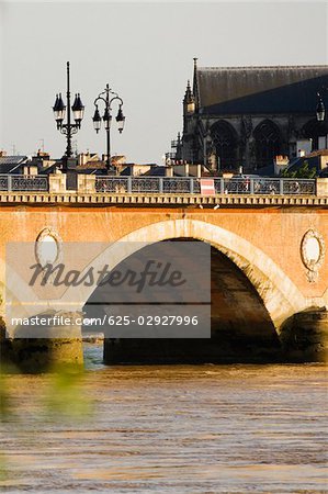 Bogenbrücke über einen Fluss, Pont De Pierre, St. Michel Basilica, Fluss Garonne, Bordeaux, Aquitanien, Frankreich