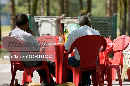 Vue arrière des deux hommes assis dans un café de trottoir, Bordeaux, Aquitaine, France