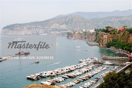 Vue d'angle élevé de bateaux, Salerno, Campanie, Italie