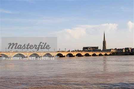 Pont en arc au-dessus d'une rivière, Pont De Pierre, St. Michel Basilica, fleuve de la Garonne, Bordeaux, Aquitaine, France