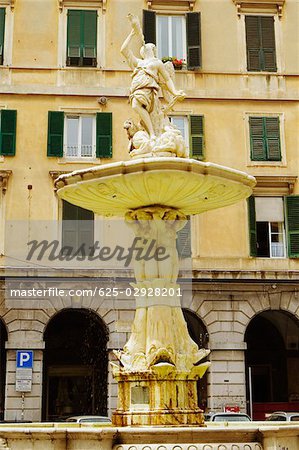 Fontaine en face d'un bâtiment, Piazza Colombo, Gênes, Ligurie, Italie
