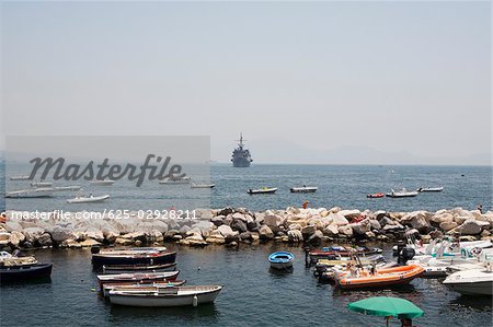 Bateaux à quai dans un port, la baie de Naples, Naples, Province de Naples, Campanie, Italie