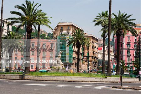 Palmiers en face des bâtiments, Fontana della Sirena, Piazza Sannazzaro, Naples, Province de Naples, Campanie, Italie
