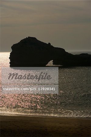 Silhouette de formations rocheuses dans la mer, Biarritz, France