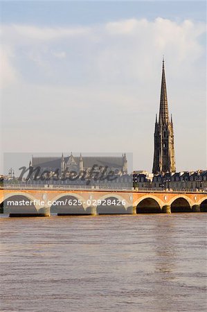 Pont en arc au-dessus d'une rivière, Pont De Pierre, cathédrale de St. André, fleuve de la Garonne, Bordeaux, Aquitaine, France