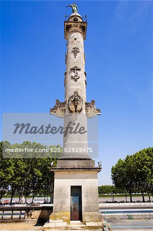 Vue d'angle faible d'une colonne, colonnes Rostrale, Place des Quinconces, Bordeaux, France