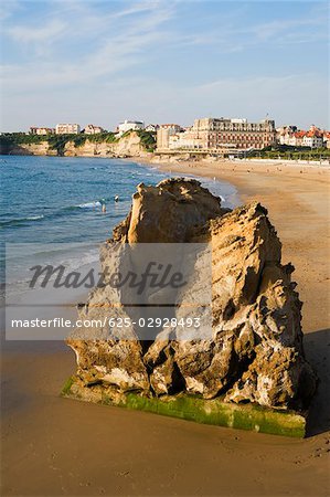 Vue de l'angle haut d'un rocher sur la plage, Grande Plage, l'hôtel du Palais, Biarritz, France